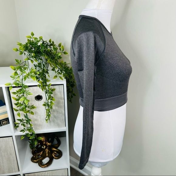 š„PursueāFitnessĀ Adapt Long SleeveāSeamless Workout Crop Top Gray Size M - Picture 7 of 10